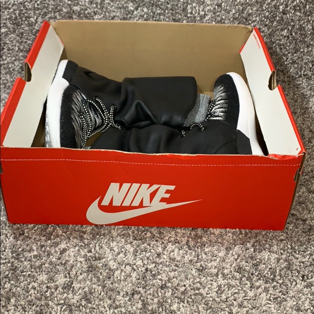 Women’s Nike ROSHE TWO HI FLYKNIT Boots - Picture 3 of 8